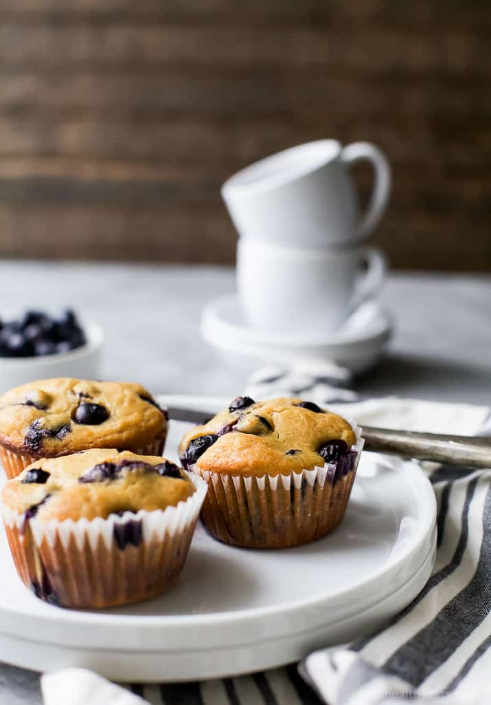 一个易于自制的蓝莓松饼食谱,家人会爱。 Moist Blueberry Muffins bursting with blueberry flavor! A perfect breakfast or after school snack option!