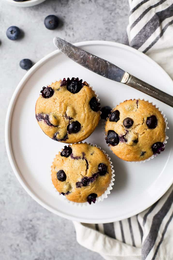 一个易于自制的蓝莓松饼食谱,家人会爱。 Moist Blueberry Muffins bursting with blueberry flavor! A perfect breakfast or after school snack option!