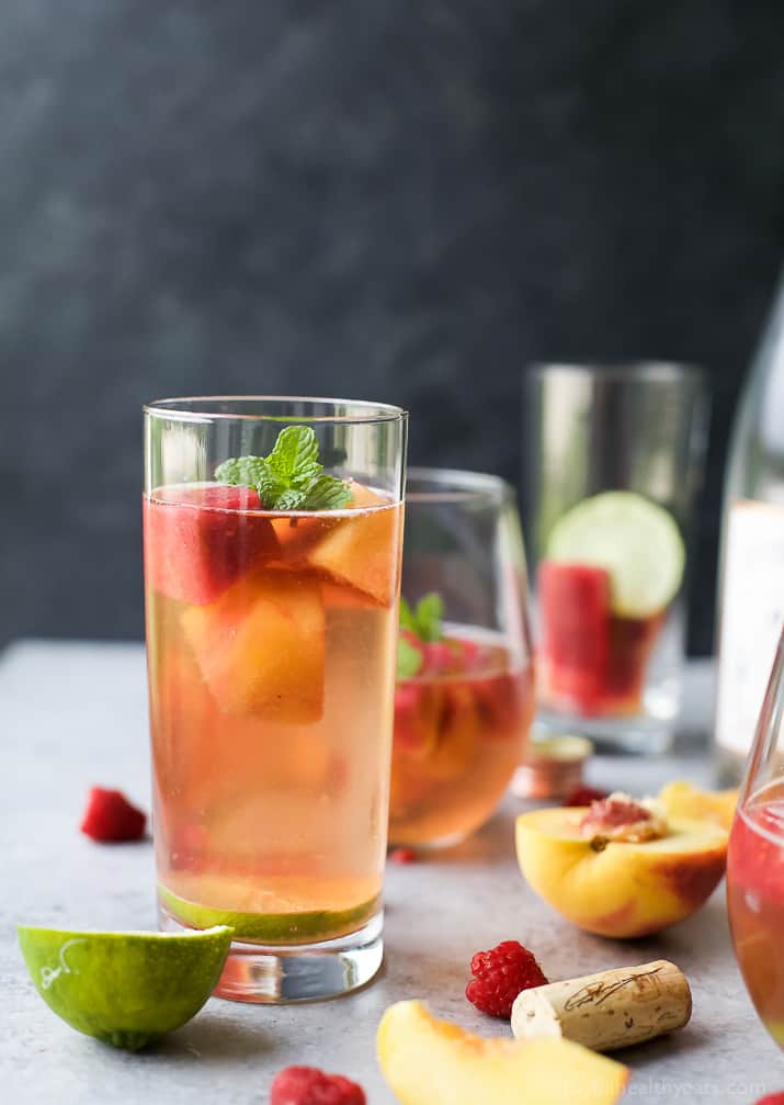 Rosé葡萄酒与自制的新鲜水果方块由树莓和桃子-一个完美的清新鸡尾酒的夏天!