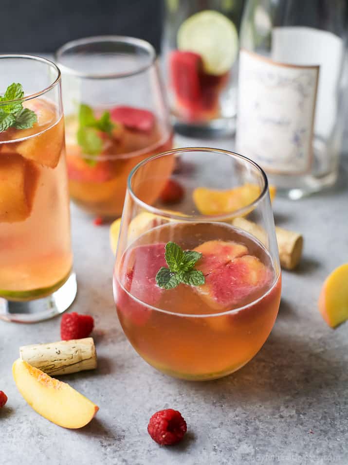 Rosé葡萄酒与自制的新鲜水果方块由树莓和桃子-一个完美的清新鸡尾酒的夏天!