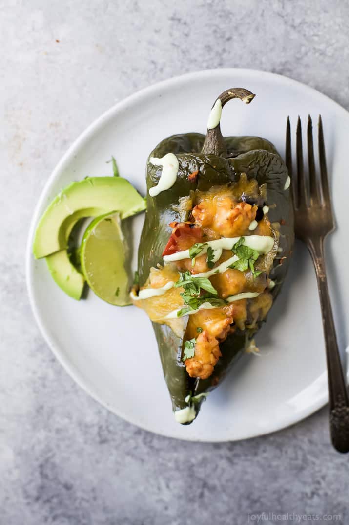 火鸡塞满了火烤的番茄和黑豆,上面放着融化的奶酪和牛油果奶油。一顿无谷蛋白的饭,很快就会成为你家人的最爱!
