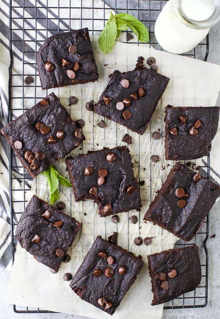 Fudgy Flourless Pumpkin Brownies 在冷却架上放一张羊皮纸,上面放着无面粉南瓜布朗尼