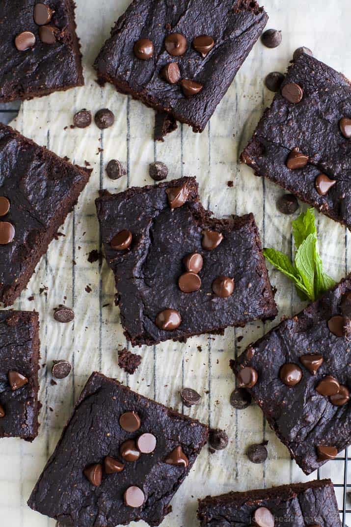 Fudgy Flourless Pumpkin Brownies 头顶上的一张羊皮纸上的无面粉软糖布朗尼