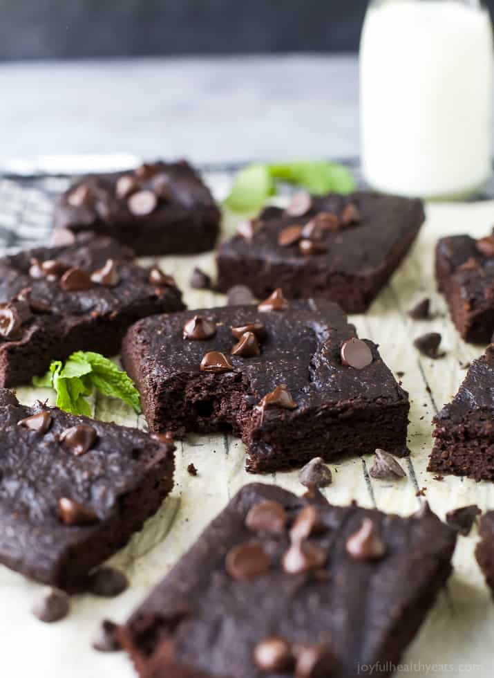 Fudgy Flourless Pumpkin Brownies 不含面粉的布朗尼放在有内衬的铁丝架上,少咬一口