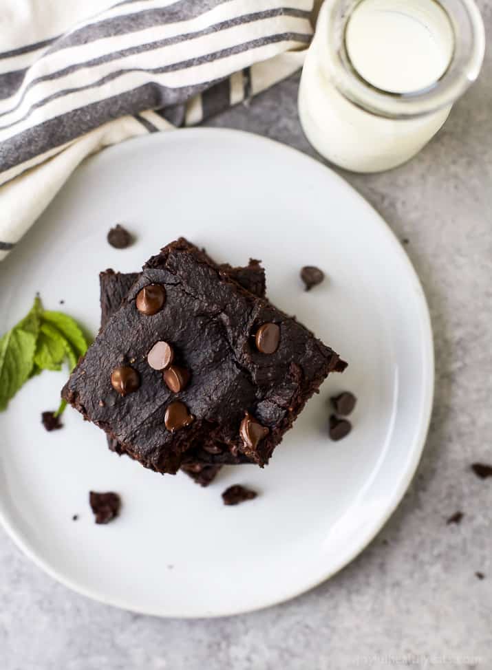 Fudgy Flourless Pumpkin Brownies 白盘子上的两块无面粉巧克力布朗尼
