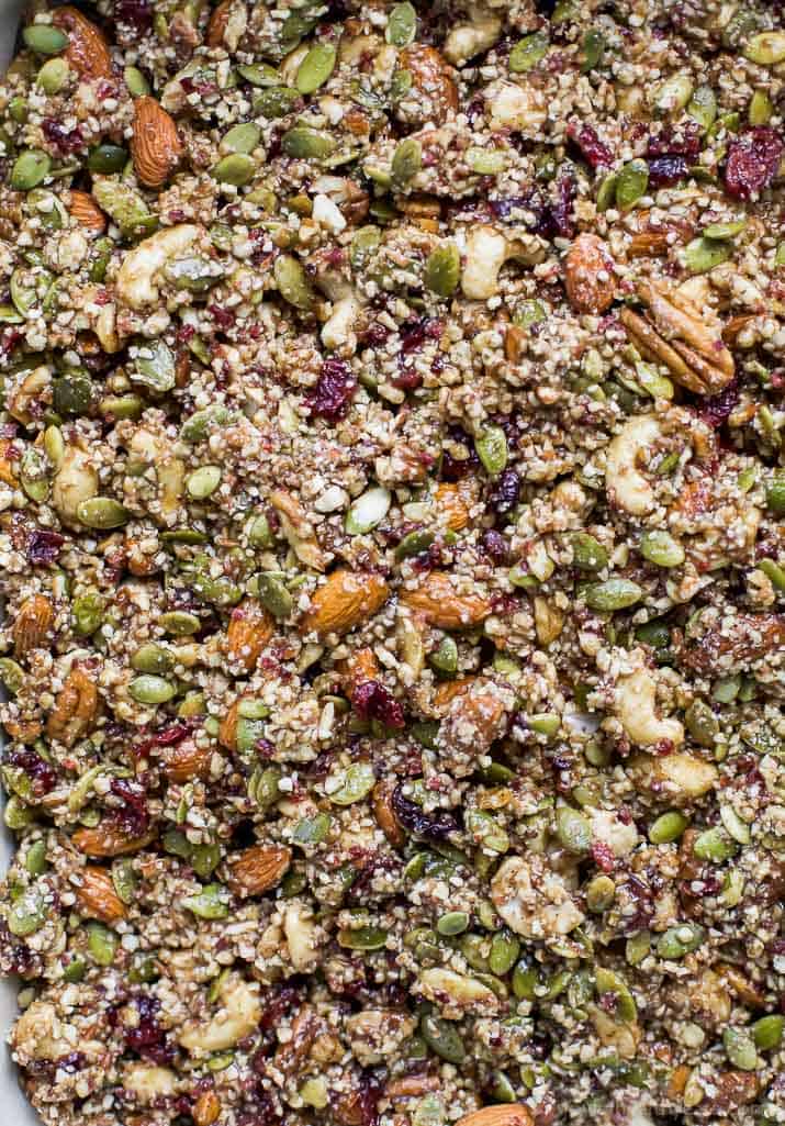 Homemade Cranberry Almond Granola Bars 近距离观察蔓越莓杏仁格兰诺拉燕麦棒的组合成分