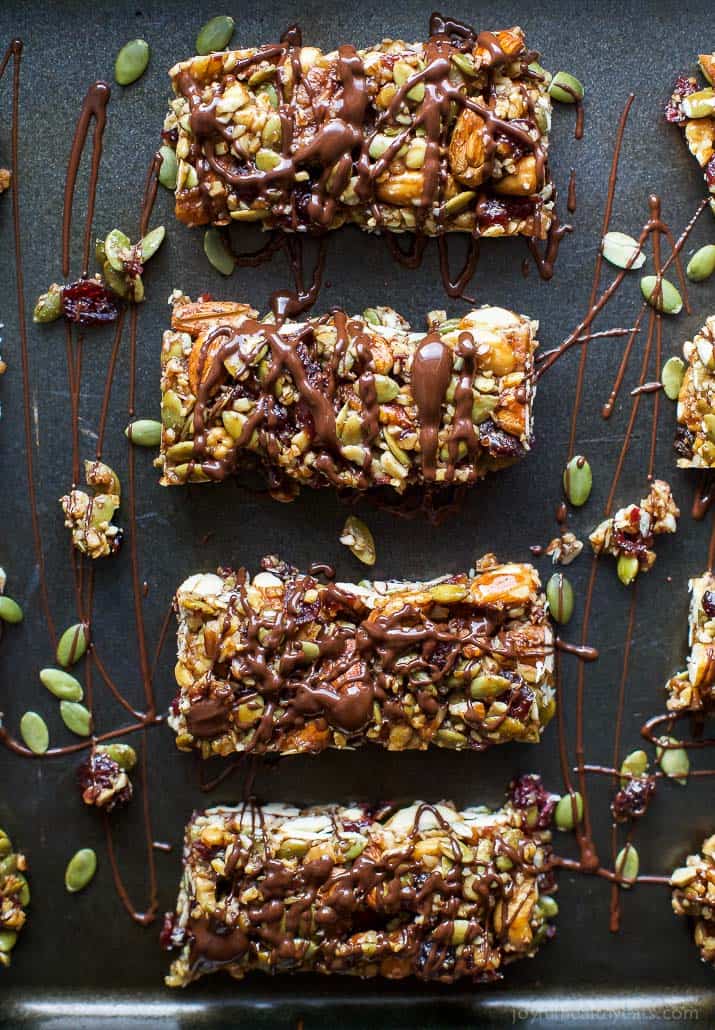 Homemade Cranberry Almond Granola Bars 四个自制蔓越莓杏仁格兰诺拉燕麦棒的俯视图