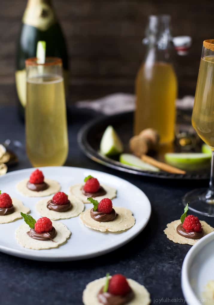 Sweet & Savory Holiday Appetizer Bites 盘控六甜开胃菜Bites旁twplooseBites和几杯香槟