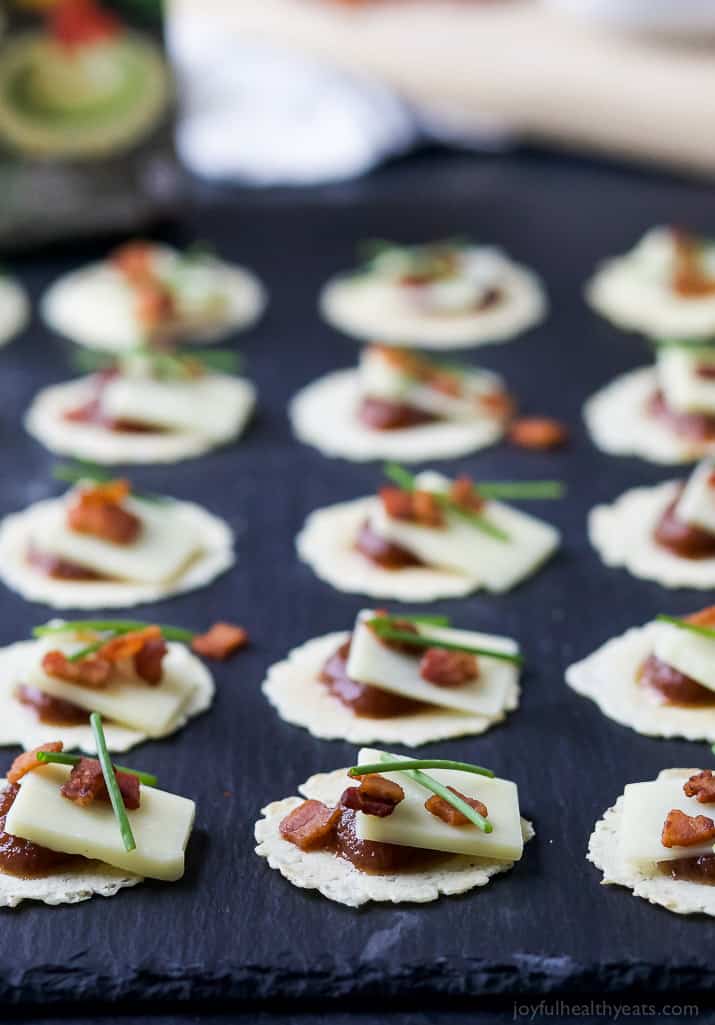 Sweet & Savory Holiday Appetizer Bites 苹果切达培根贴上黑面