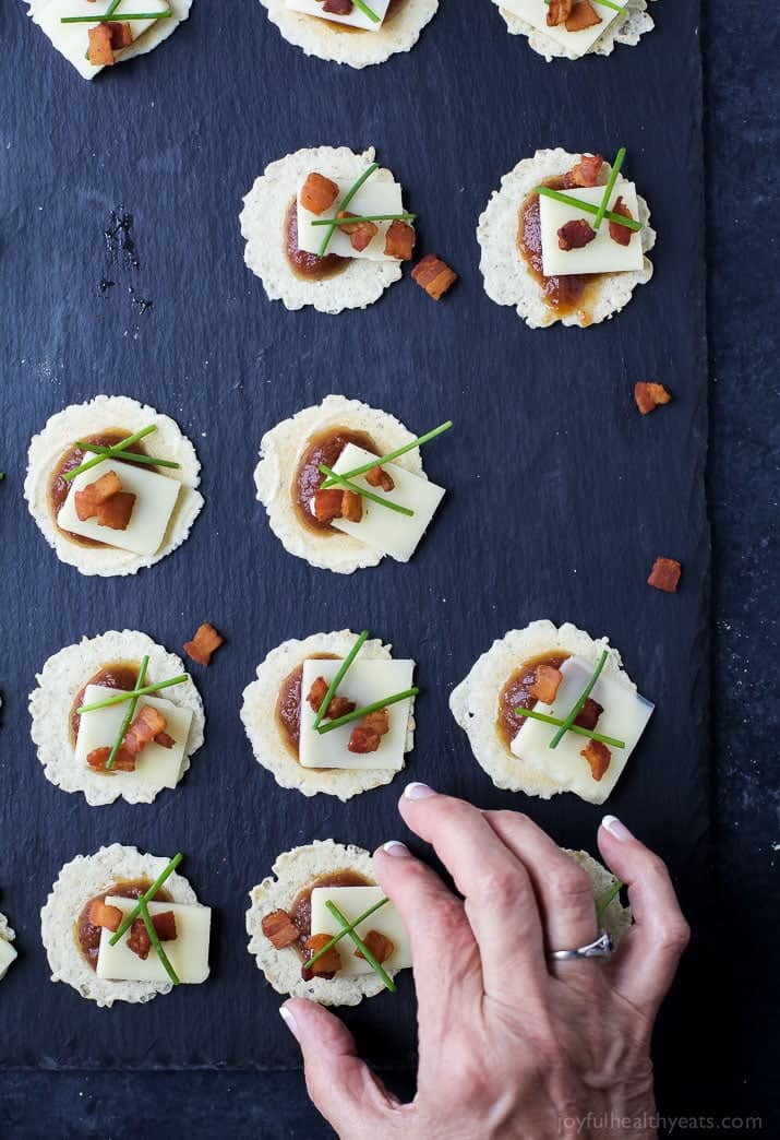 Sweet & Savory Holiday Appetizer Bites 手抓从服务板上提取的稀疏开胃菜