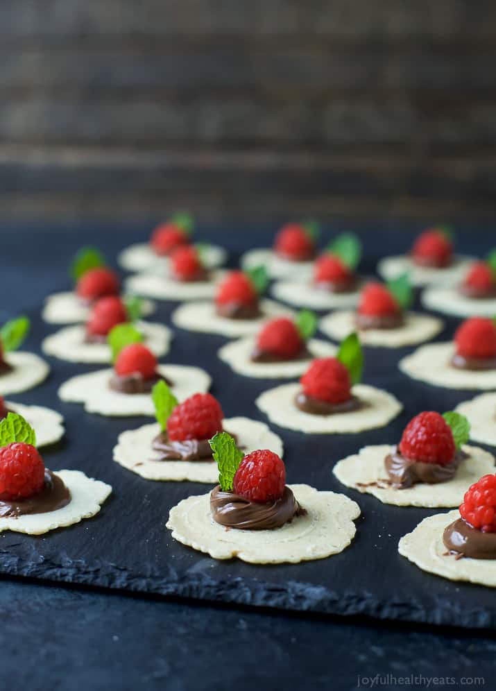 Sweet & Savory Holiday Appetizer Bites 二叉树莓和纽特拉开胃菜Bites排成黑菜盘