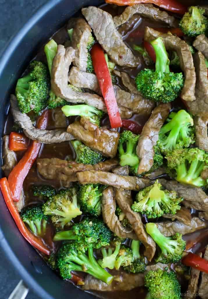 简单的20分钟牛肉和西兰花炒菜食谱在锅中的俯视图