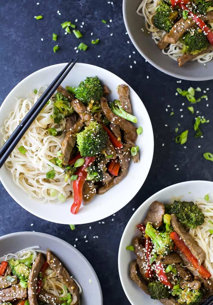 简单的20分钟牛肉和西兰花炒食谱与面条在碗的顶部视图