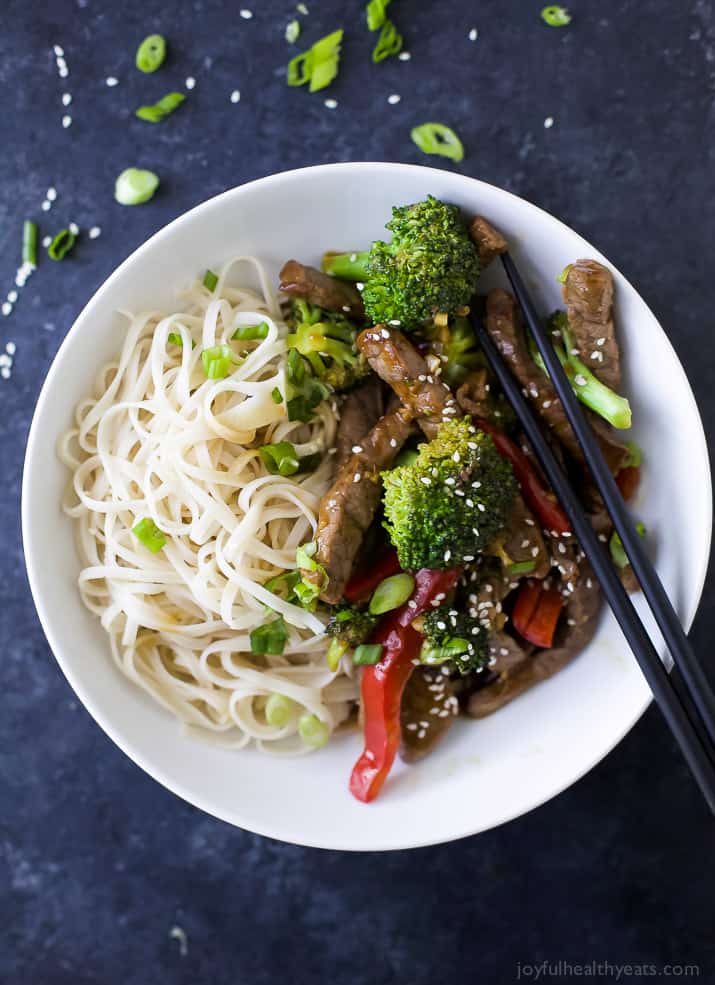 简单的20分钟牛肉和西兰花炒面在碗里的俯视图
