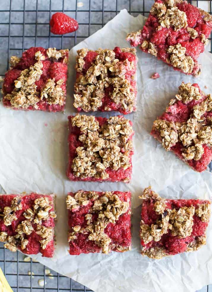 Almond Oat Raspberry Bar Recipe 八根树莓燕麦条放在冷却架上,内衬羊皮纸
