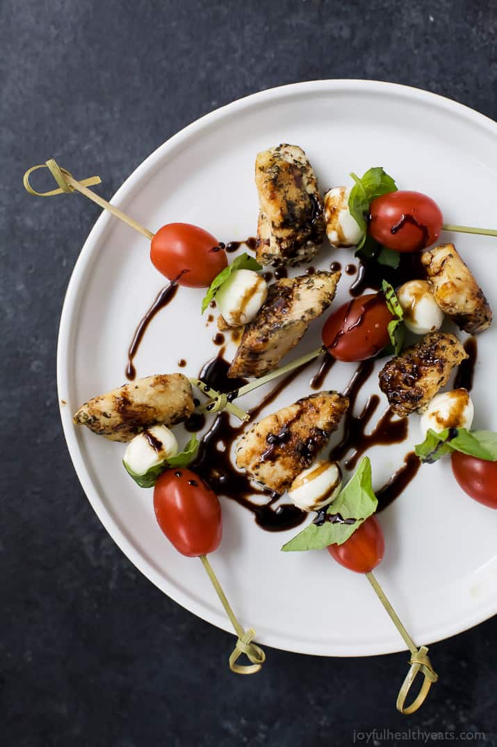 Caprese Chicken Skewers with a自制Balsamic Glaze on a plate . Caprese Chicken Skewers with a自制Balsamic Glaze
