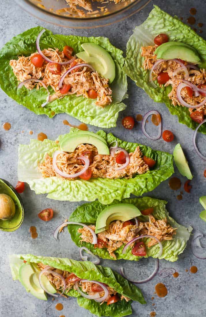 Buffalo Chicken Lettuce Wraps 用莴苣叶包裹的水牛鸡丝,还有鳄梨、红洋葱和樱桃番茄