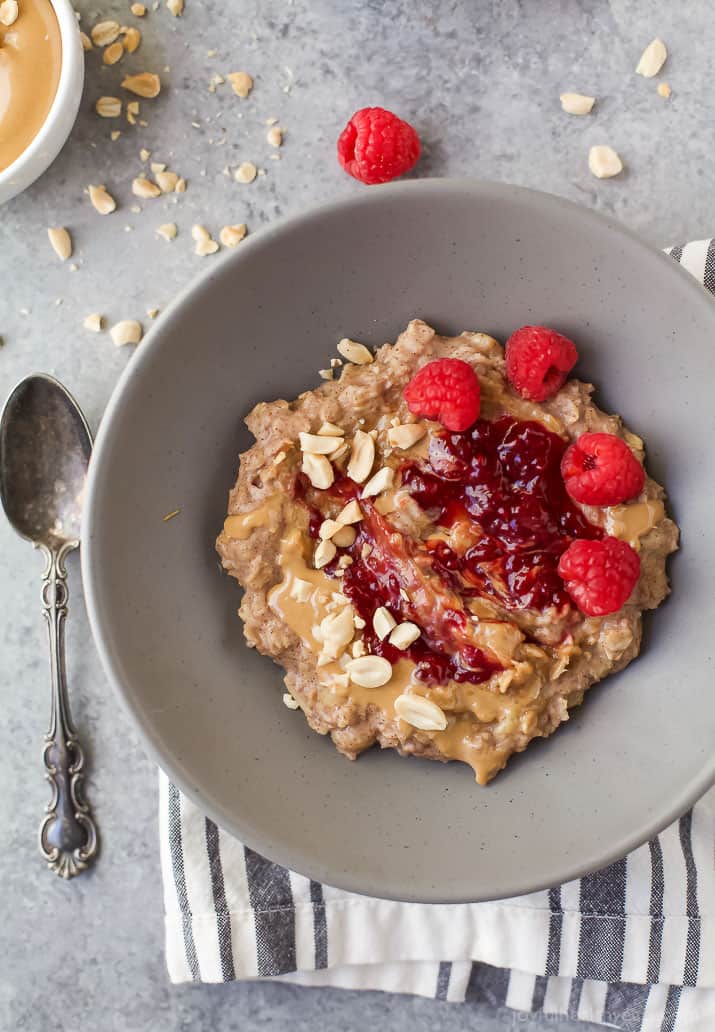 Healthy Peanut Butter & Jelly Oatmeal Recipe 俯瞰一碗花生酱和果冻燕麦片