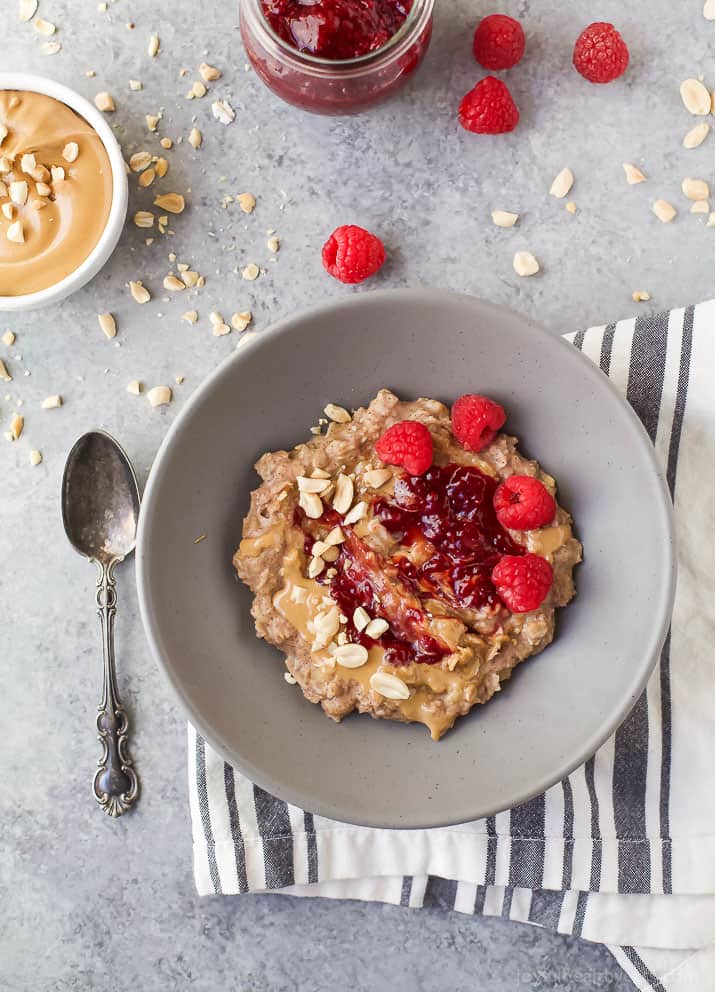 Healthy Peanut Butter & Jelly Oatmeal Recipe 一碗健康花生酱和果冻燕麦片的俯视图