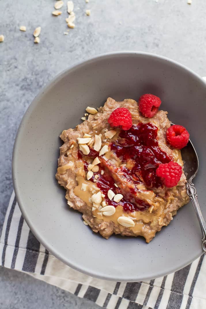 Healthy Peanut Butter & Jelly Oatmeal Recipe 一碗自制花生酱和果冻燕麦片,配上新鲜的覆盆子