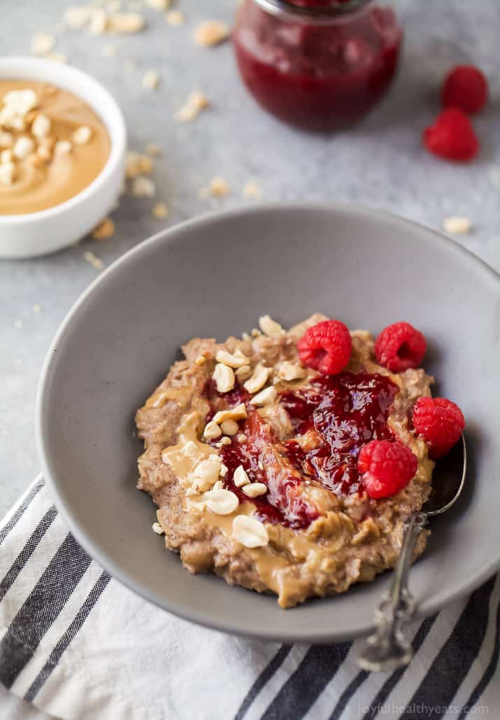 Healthy Peanut Butter & Jelly Oatmeal Recip 一碗花生酱果冻燕麦片配树莓和花生