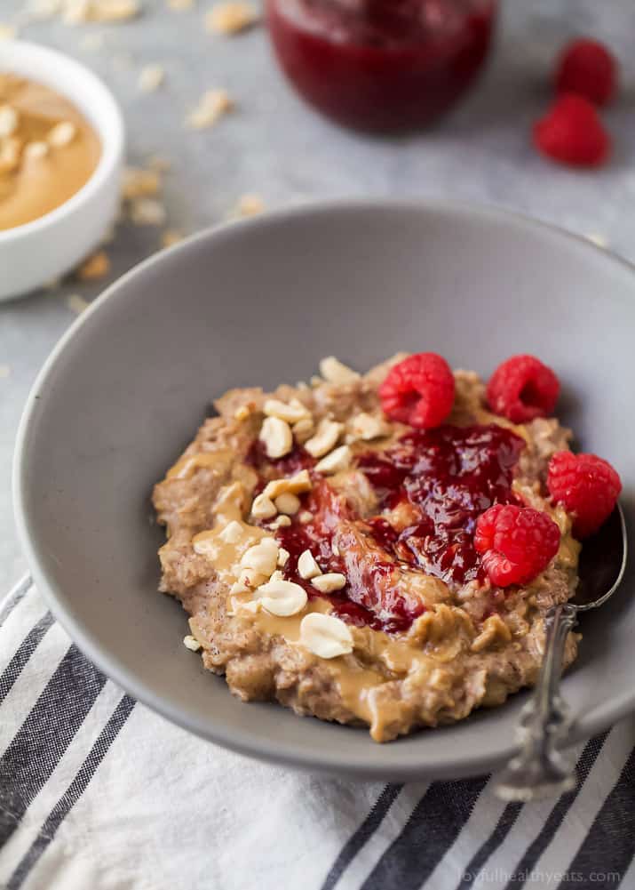 Healthy Peanut Butter & Jelly Oatmeal Recipe 一碗新鲜覆盆子的花生酱果冻燕麦片