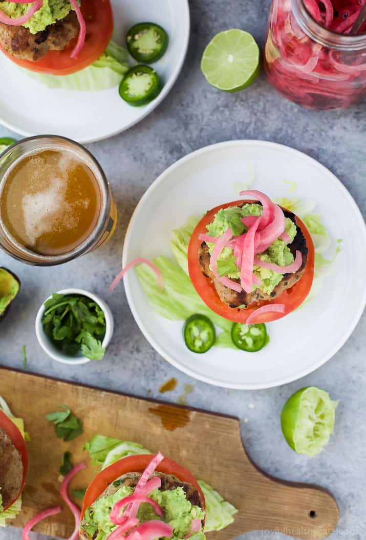 健康的Paleo Chipotle土耳其汉堡装满了Tex-Mex的味道,然后用Zesty Gaacamole和腌的洋葱冠。这些土耳其汉堡是低碳水化合物,蛋白质高,在30分钟内完成,保证是最喜欢的!