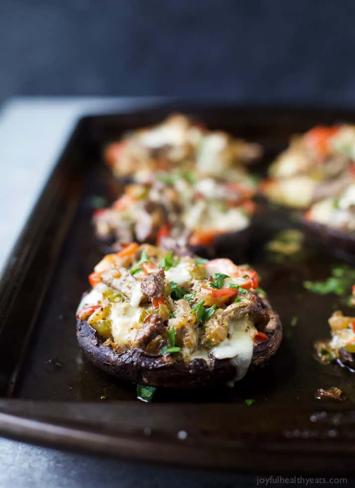 Easy Low carbon Philly Cheese Steak Stuffed mushroom filled with tender Steak, sautéed vegetables and gooey Cheese。这些填馅蘑菇在30分钟内就做好了,味道很好!