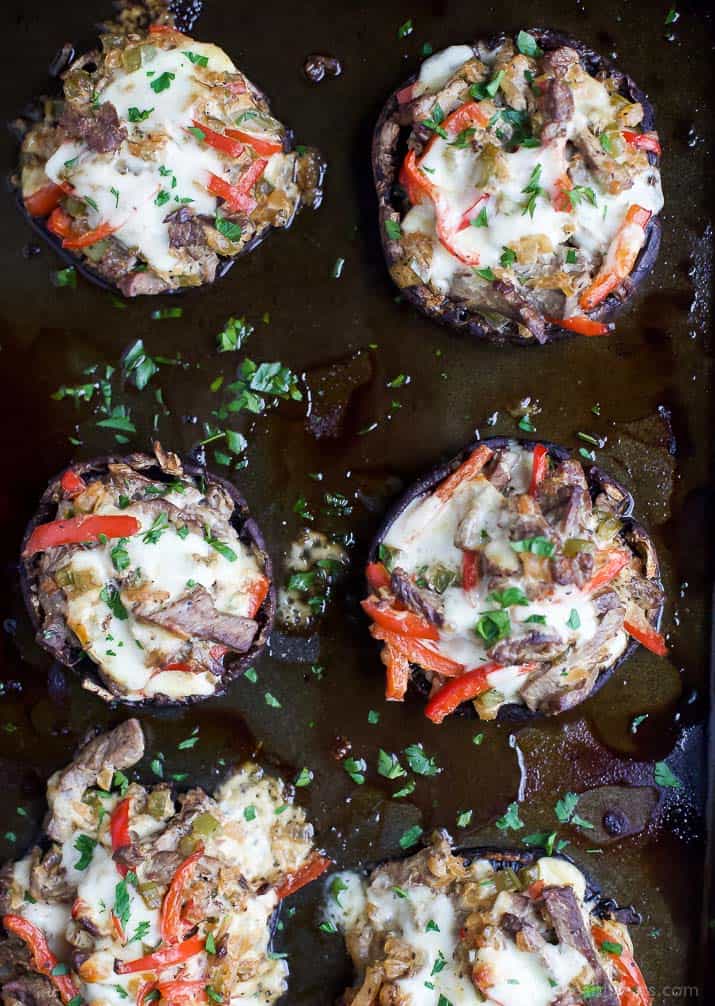 Easy Low carbon Philly Cheese Steak Stuffed mushroom filled with tender Steak, sautéed vegetables and gooey Cheese。这些填馅蘑菇在30分钟内就做好了,味道很好!