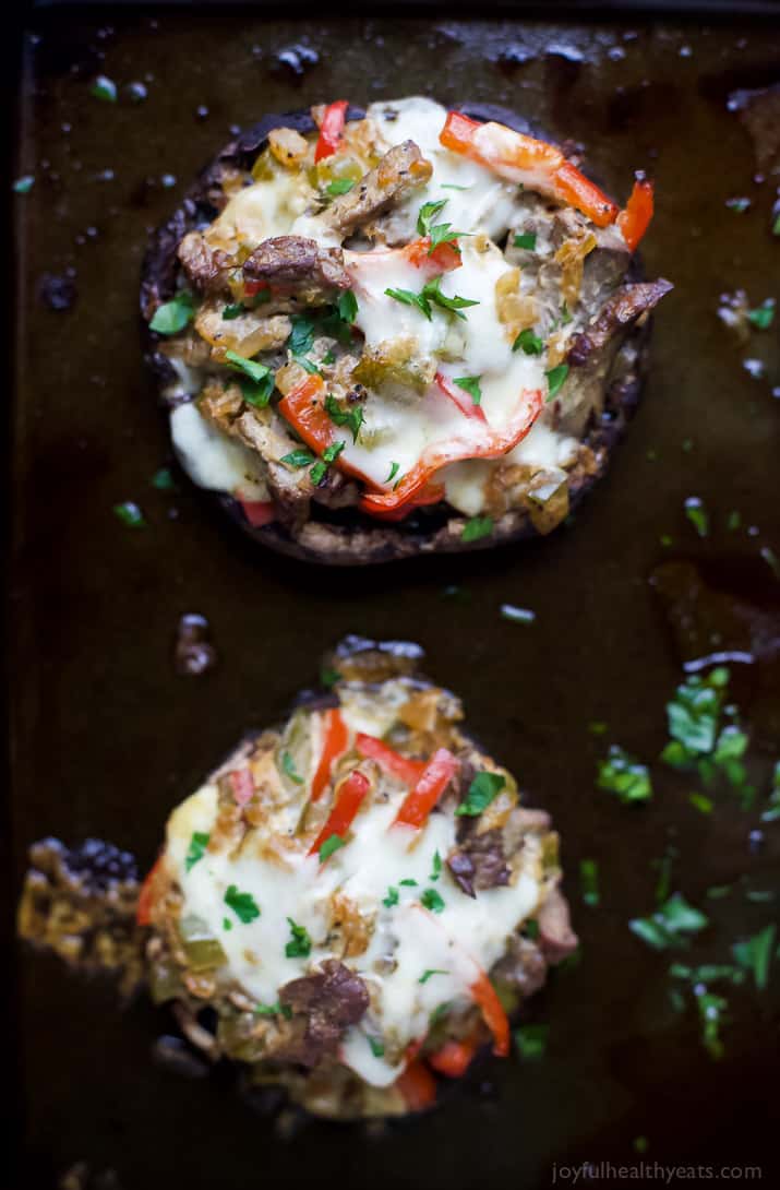 Easy Low carbon Philly Cheese Steak Stuffed mushroom filled with tender Steak, sautéed vegetables and gooey Cheese。这些填馅蘑菇在30分钟内就做好了,味道很好!