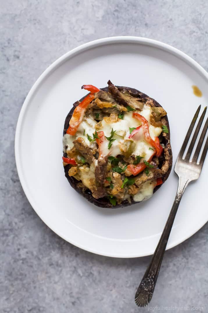 Easy Low carbon Philly Cheese Steak Stuffed mushroom filled with tender Steak, sautéed vegetables and gooey Cheese。这些填馅蘑菇在30分钟内就做好了,味道很好!
