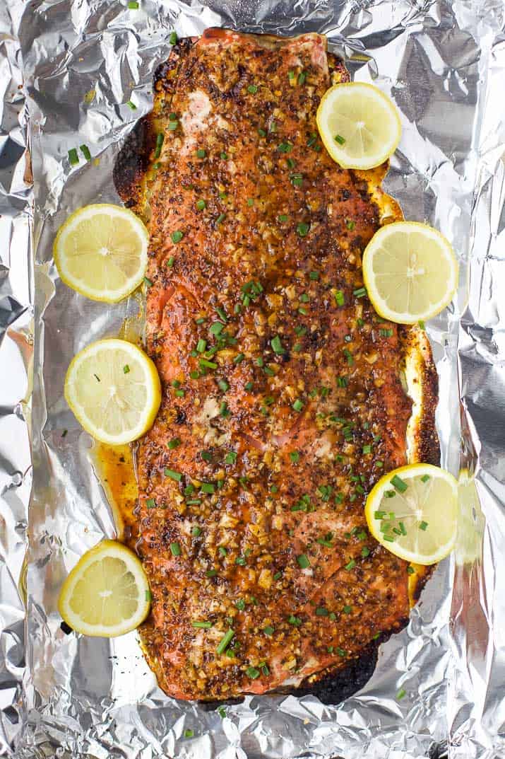 Honey Mustard Baked Salmon 蜂蜜芥末烘烤的三文鱼的图象在锡箔