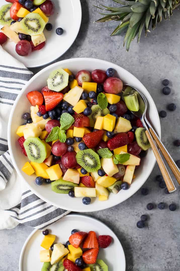 The Best Summer Fruit Salad 最好的夏季水果沙拉在一个服务碗图像