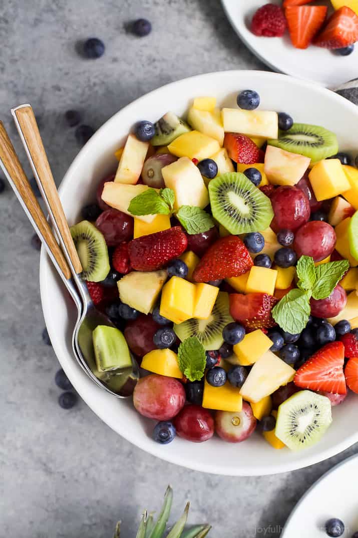 The Best Summer Fruit Salad 最好的夏天水果沙拉的图象在碗的