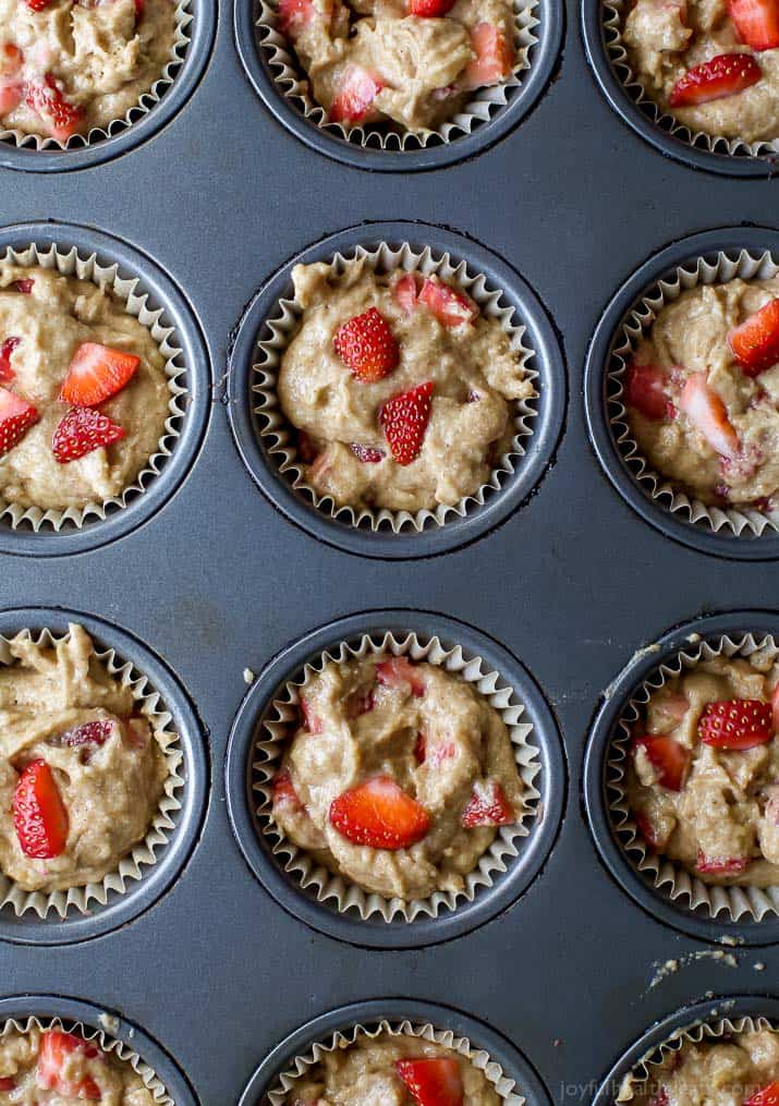 Healthy Strawberry Muffins 草莓松饼烘烤前的图片