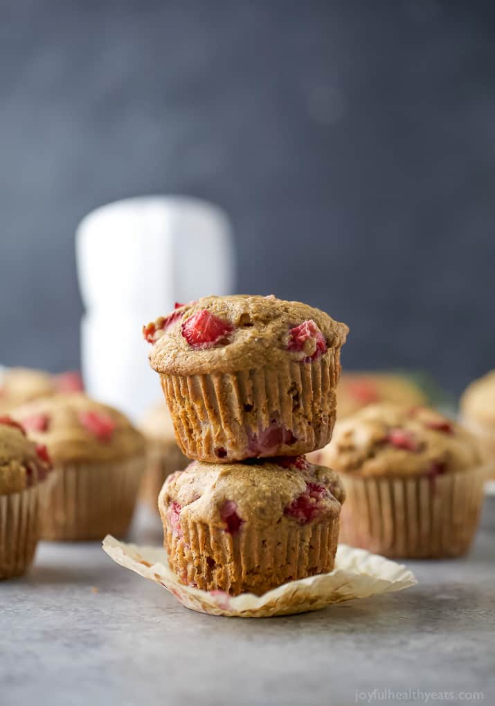 Healthy Strawberry Muffins 两个草莓松饼堆在一起