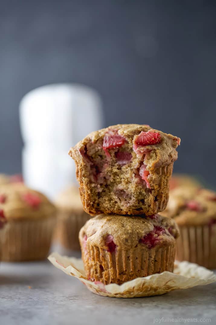 Healthy Strawberry Muffins 一堆草莓松饼的图片