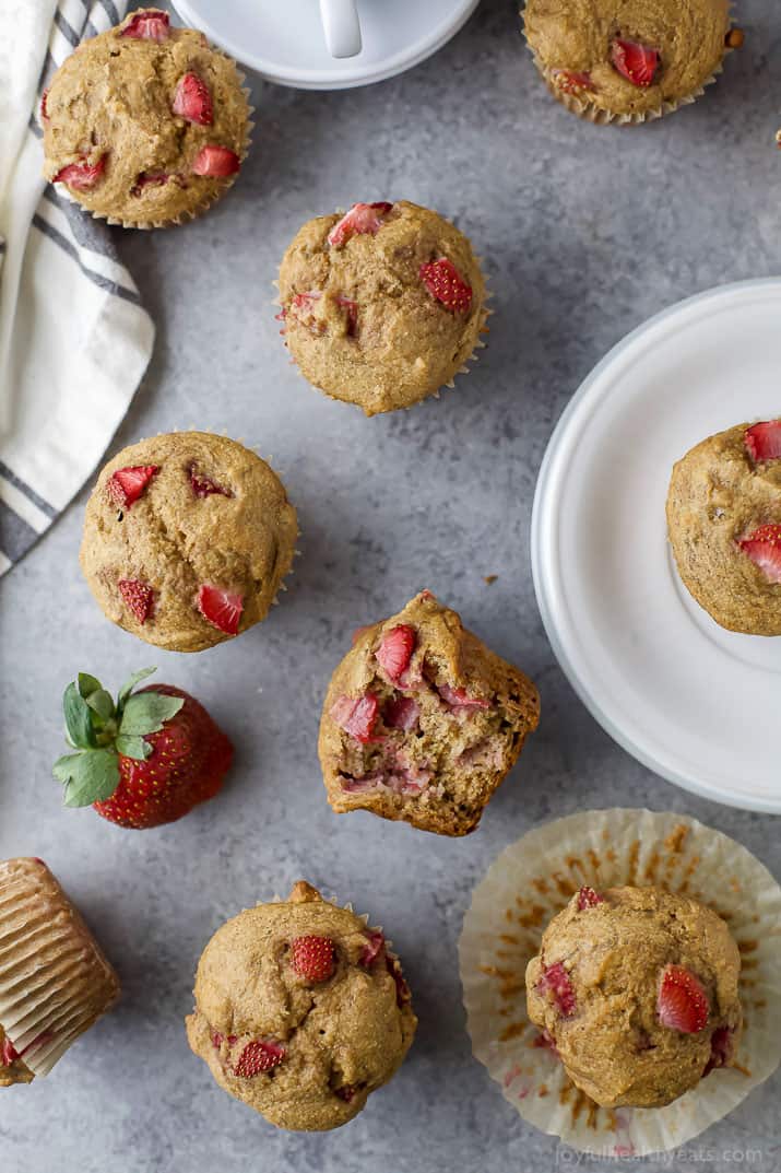 Healthy Strawberry Muffins 草莓松饼图片