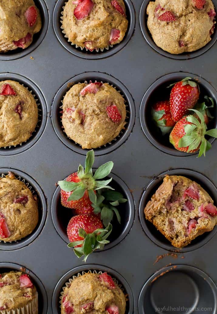 Healthy Strawberry Muffins 装在松饼罐里的草莓松饼