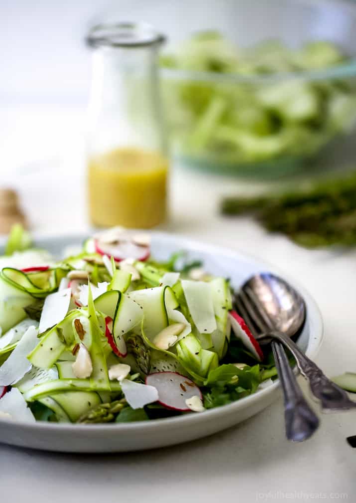 剃光的西葫芦芦笋沙拉装满了生蔬菜,萝卜,杏仁和巴马干酪,然后用柠檬醋汁扔。这款轻夏季沙拉侧重于真正的成分,带出复杂的口味!