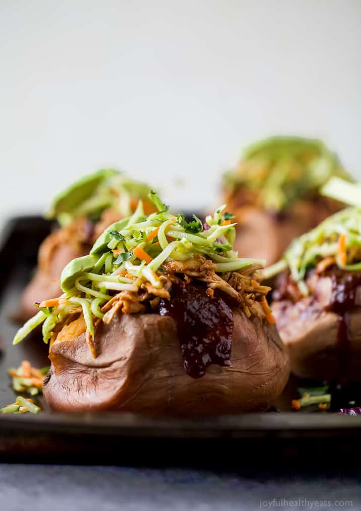 烧烤鸡肉填充甜土豆配上西兰花的slaw