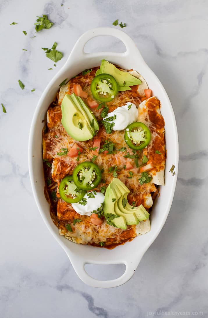 含有烟熏红辣椒和粘糊糊的乳酪盖的面筋免费甜马铃薯黑豆eNchiladas。简单的成分和大量的味道使这些黑豆Enchiladas A必须尝试晚餐食谱!