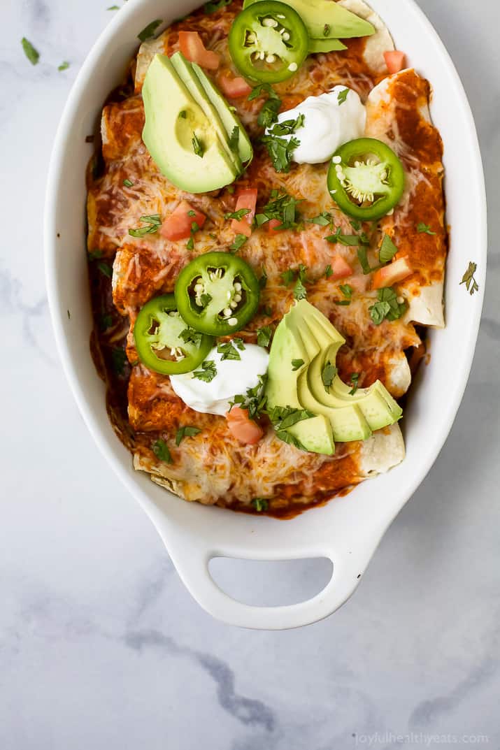 含有烟熏红辣椒和粘糊糊的乳酪盖的面筋免费甜马铃薯黑豆eNchiladas。简单的成分和大量的味道使这些黑豆Enchiladas A必须尝试晚餐食谱!