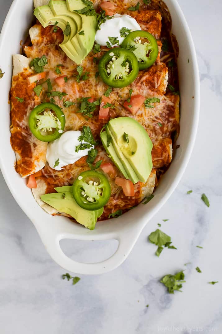 含有烟熏红辣椒和粘糊糊的乳酪盖的面筋免费甜马铃薯黑豆eNchiladas。简单的成分和大量的味道使这些黑豆Enchiladas A必须尝试晚餐食谱!