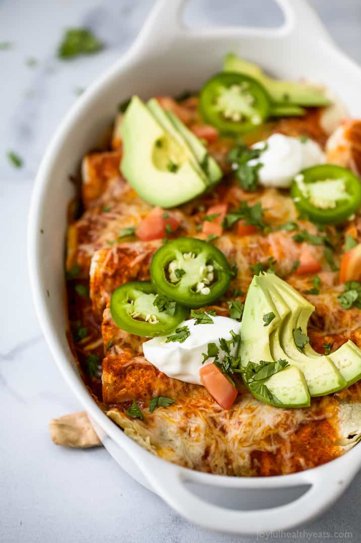 含有烟熏红辣椒和粘糊糊的乳酪盖的面筋免费甜马铃薯黑豆eNchiladas。简单的成分和大量的味道使这些黑豆Enchiladas A必须尝试晚餐食谱!
