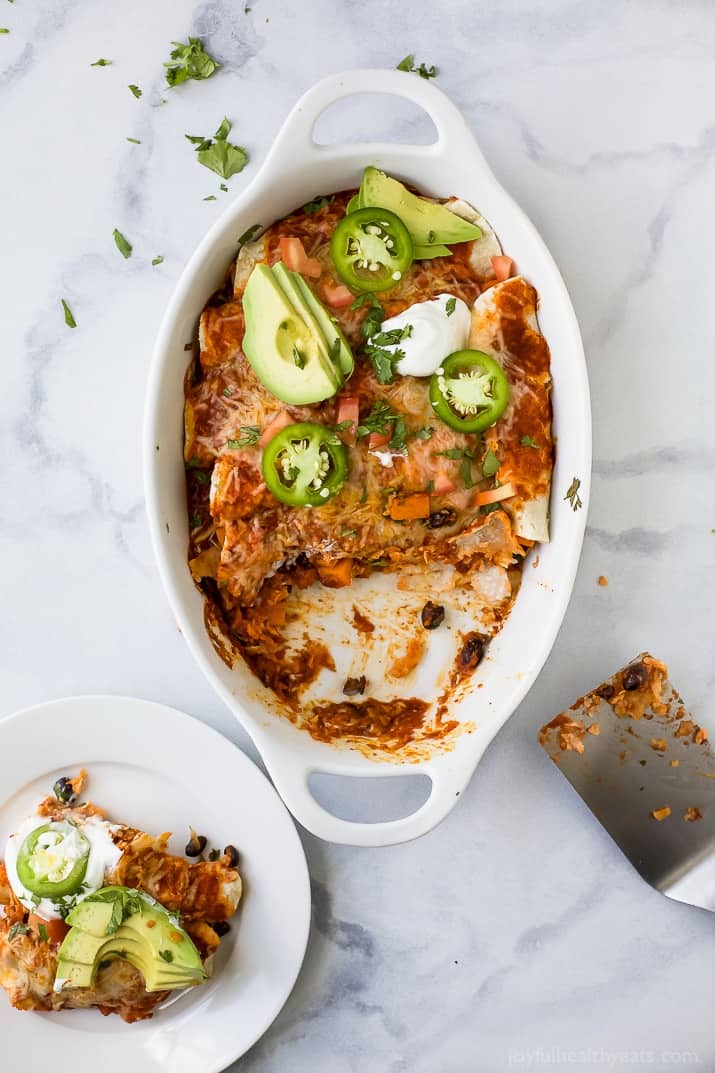含有烟熏红辣椒和粘糊糊的乳酪盖的面筋免费甜马铃薯黑豆eNchiladas。简单的成分和大量的味道使这些黑豆Enchiladas A必须尝试晚餐食谱!