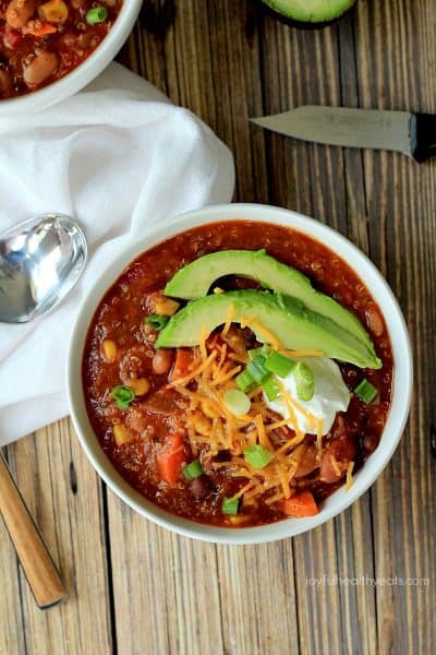 25 Healthy Dinner Recipes 一碗瓦罐奎奴亚藜素食辣椒,上面有奶酪和鳄梨
