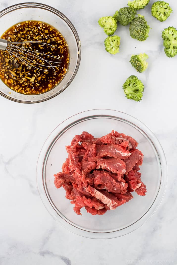顶视图的成份为碗的即时罐蒙古牛肉