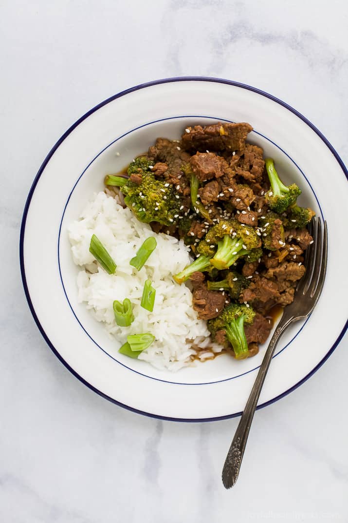 一份蒙古牛肉用西兰花和白米饭在碗里
