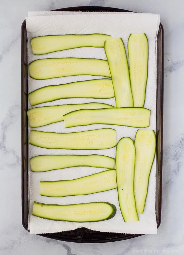 低碳水化合物Zucchini烤宽面条卷起自制肉酱 - 完美的健康舒适食品!用西葫芦面包填充的乳清干酪馅料,然后用酱汁和更多的奶酪,为一个美味的叮咬!